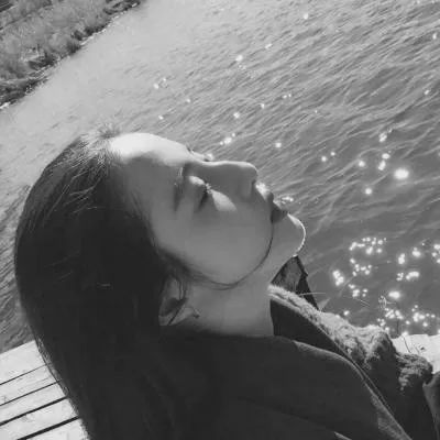 伤感霸气的黑白色女生头像这个世界有趣没趣的是我