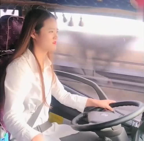 货车女司机厉害了,高速上行驶着这么多车,依然开得很稳