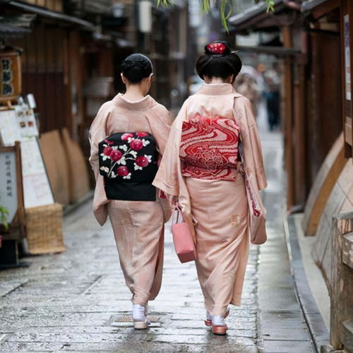 日本女人和服背后的小被子,是做什么用的,你知道吗