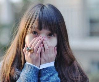 送儿子上学,每次走到楼道他都大哭不止,看完监控,我遮住双眼