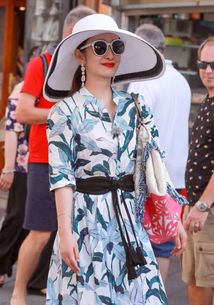 41岁的秦海璐为圈粉,打扮成摩登女郎,身后外国路人眼神亮了