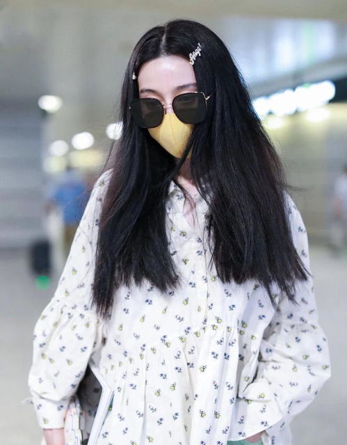 范冰冰近照状态也太好了吧灰色西装配发带,看着真的像个女学生