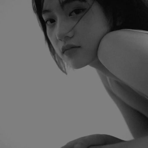 黑白色调高级感女生头像