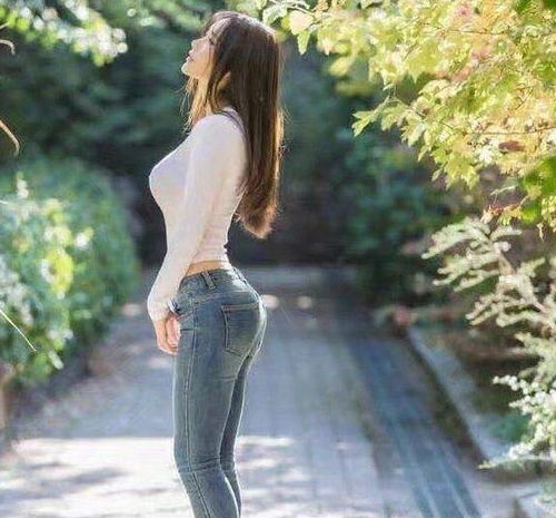 优雅清爽的牛仔裤美女,清新可人,吸引力十足