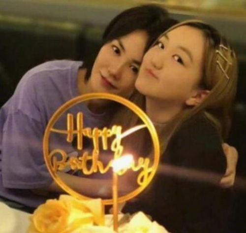 李嫣为慈善露面,身高出众似女模,好气质一点不输妈妈王菲