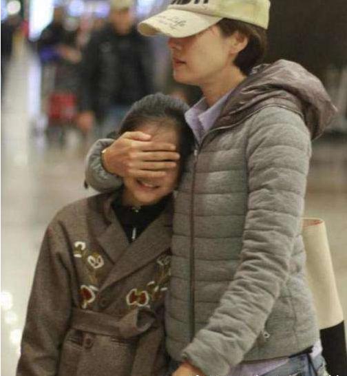 文章马伊琍10岁大女儿无惧镜头,眼神坚定,网友必成大器