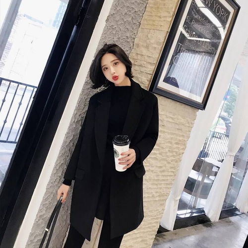 女人穿黑色大衣,搭3种颜色的围巾,显白大气很高级