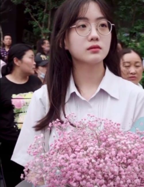 这就是爱情高一美女学生手捧粉丝满天星,给参加高考的男友应援