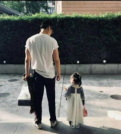 朱亚文过34岁生日,晒和女儿背影老婆眼中的我们