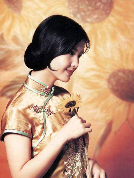 周慧敏不愧是玉女掌门人,52岁依旧少女,穿旗袍美得惊艳时光