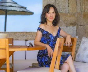 刘嘉玲海边度假,蓝色v领连衣裙尽显火辣身材,心情大好