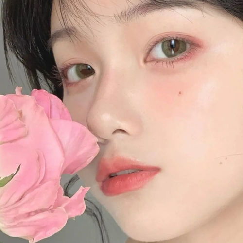 头像手捧鲜花的女生头像