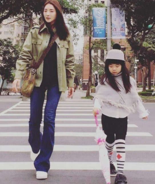 曹格女儿近照曝光,气质迷倒万千网友完美逆袭