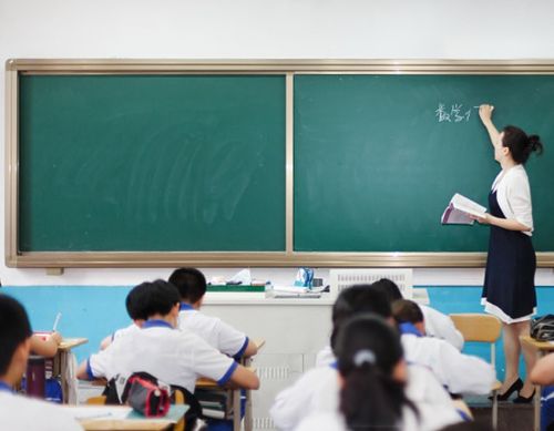 女硕士辞职当保姆学历无用的谎话,你还要信多久