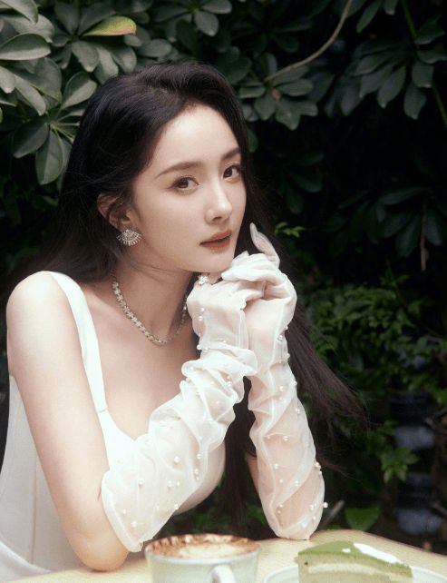 杨幂母亲疑似与经纪人合开公司,离开嘉行新去路