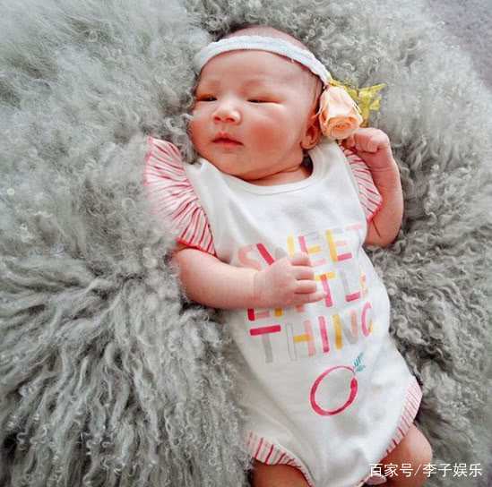 李亚男晒婆婆与女儿合照,小萌娃和奶奶长得超像似复制粘贴