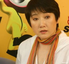 央视主持当红嫁大12岁丈夫,不爱做家务提出离婚,今成洒脱小女孩