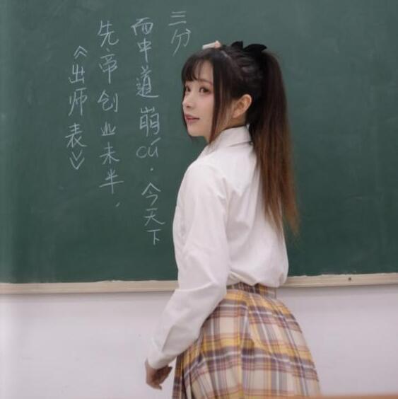 年轻95后老师穿jk制服上课,学生眼前一亮,家长们不乐意了