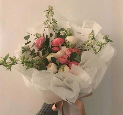 女生抱着一束花的头像吴璧人
