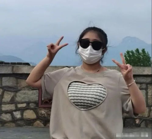 谁正经人胸前有大窟窿女高中生哺乳装走红,被质疑不像学生