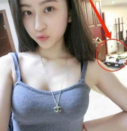 妹子拍照太大意了,车玻璃的亮点被看得一清二楚,有些许尴尬啊
