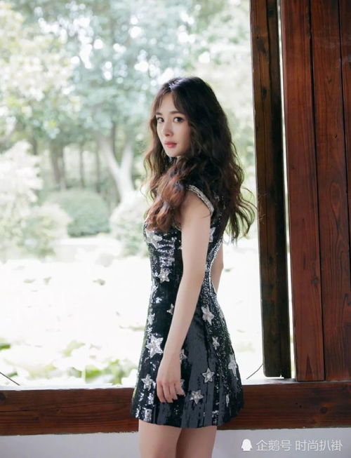 杨幂得亏长着一张少女颜,不然穿这身改良旗袍,得老上十岁不止