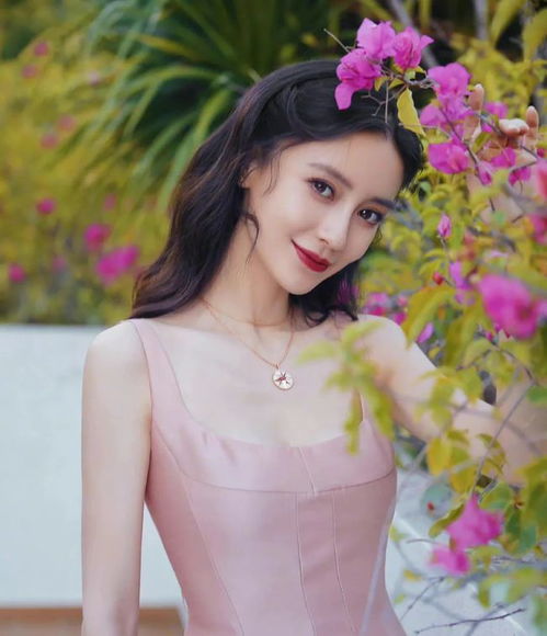 杨颖33周岁生日杨幂发文祝福,二人互称老师,评论区粉丝头像用心