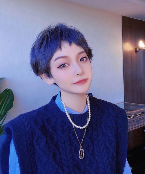 二次元超短发女孩