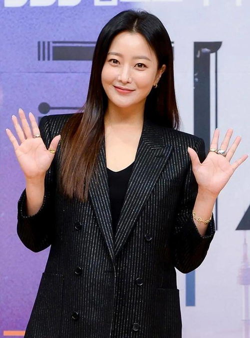 韩国第一美女金喜善也老了,穿西装上围丰满,现场脸部浮肿太明显