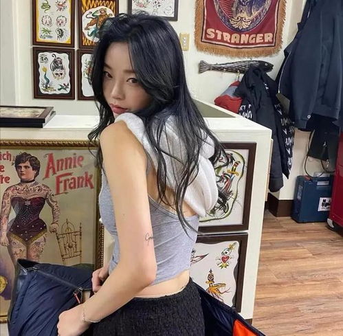 女生头像风停在窗边,嘱咐我要热爱这个世界