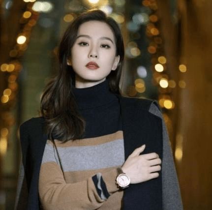 刘诗诗气质优雅,穿毛衣毫无少女感,但却显高级