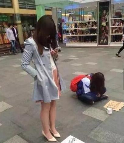 大街上美女和女孩共同乞讨,差别让人吃惊,前面的文字让人傻眼