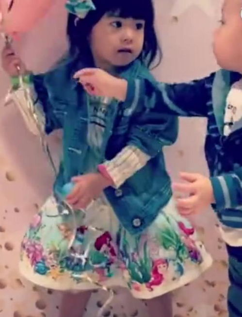 贾静雯2岁女儿波妞近照,头戴皇冠拍照变淑女,对镜头抿嘴超萌