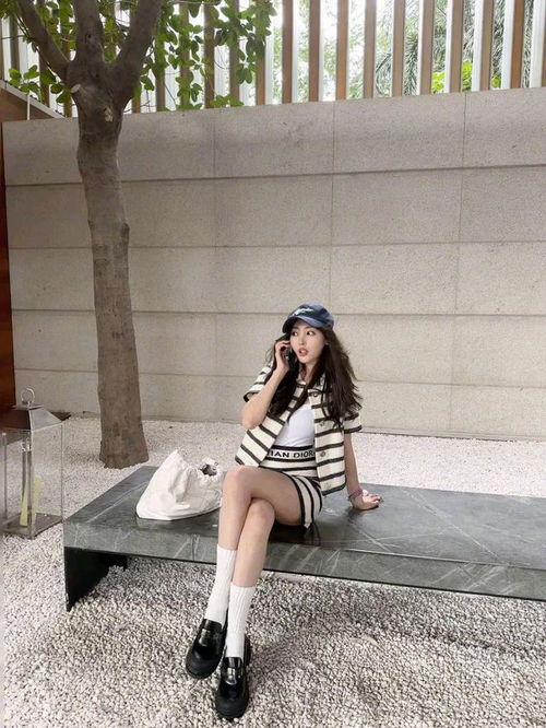 张天爱一套黑白条纹裙,清新甜美,营造出十足的少女感