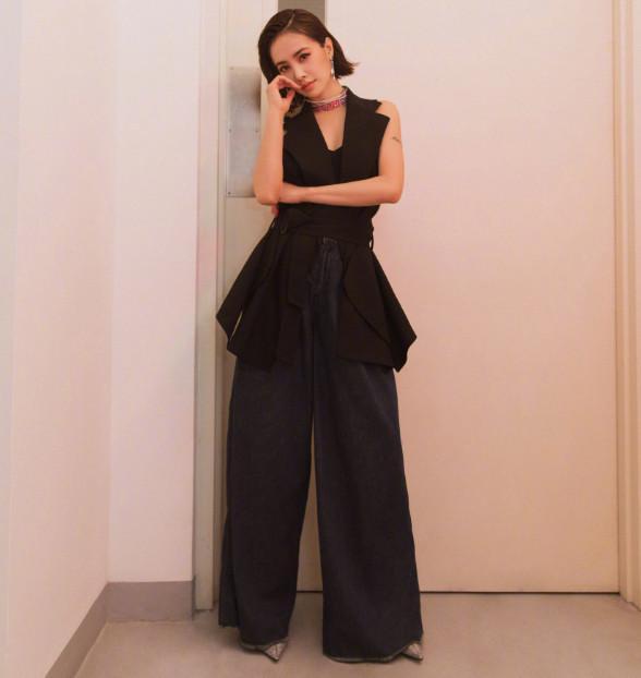 张钧甯不愧是第一气质美女,撞衫舞王蔡依林,细腰长腿完胜