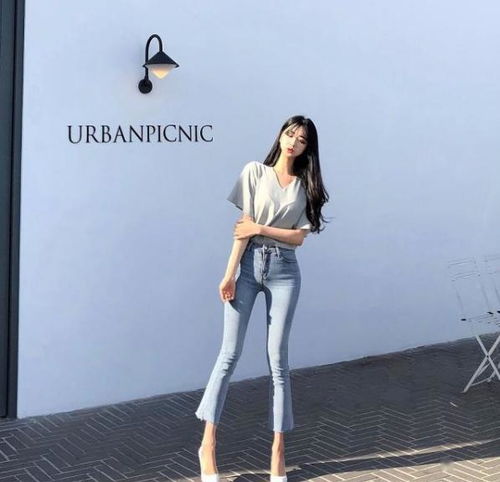 美女穿牛仔裤上游艇,呈现腿部优美曲线,宛如一道风景线