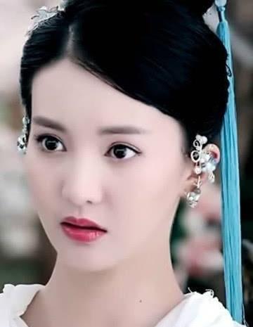 十位戴精美耳饰的古装美女,招摇霸气,岚裳甜美,但都不及她惊艳