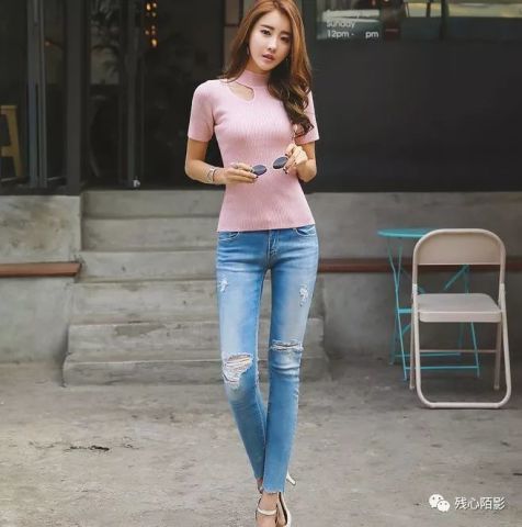 牛仔裤美女的搭配绽放青春光彩,展现女性优雅的气质韵味