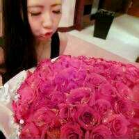 女生微信抱花头像女生抱着花束