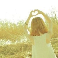 阳光下短发女生背影的头像静态的,穿白色上衣短裤,我找了很久都没找到