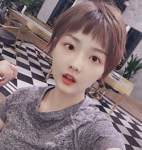 有一种发型叫一见钟情咬齿头