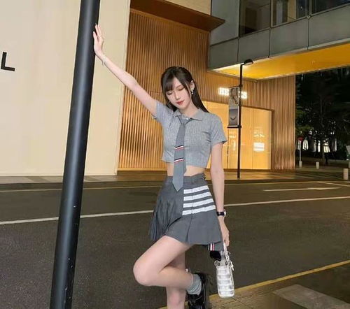 腐团儿穿jk秀美腿,余霜穿jk气质绝佳,小钰却像高中女生