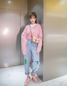 30岁沈梦辰真会穿,粉色毛衣配补丁裤,少女感一下子就提升了