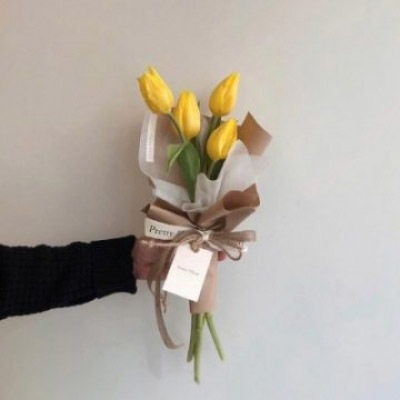 手拿一束花的唯美图片真实鲜花花束图片大全