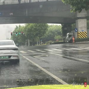 我脱下衣服,给躺在路边的女孩盖上,南通小学生大巴车事故现场救援者亲述