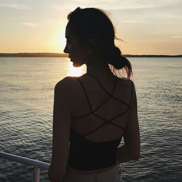 戴帽美女看海背影