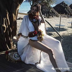 年近半百抱着俩孙女出道,她靠惹火身材红遍世界