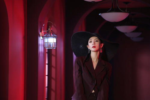 火箭少女解散后傅菁放飞了,穿v领西装戴宽檐帽,霸气似女王