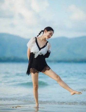 谢娜游玩私服,双麻花辫裙装宛如少女,原来也是隐形腿精