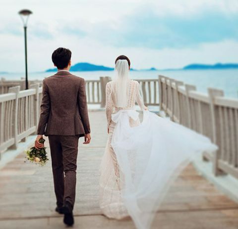 今天,我们班最漂亮的女同学结婚了